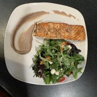 Grill salmon with summer salad