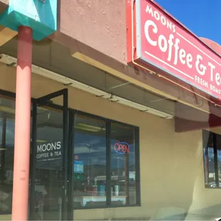 Front of the store - it's tucked away in a shopping center with a Starbucks diagonally across Juan Tabo.