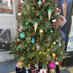 Such a cute ice cream Christmas tree.