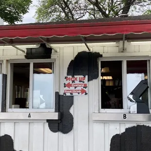 the exterior of a restaurant