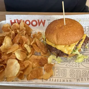 Cheeseburger with chips
