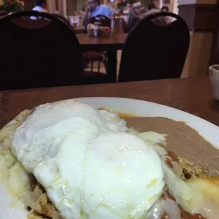 Chilaquiles con pollo y huevo estrellado extra (si te gusta el queso tiene de más )