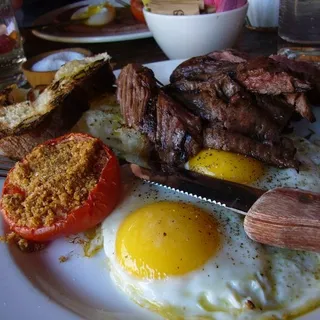 Tagliata di Manzo con Cipolline e Patate Arrosto