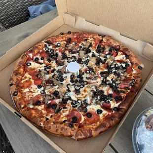 Large Pepperoni, mushroom and olive