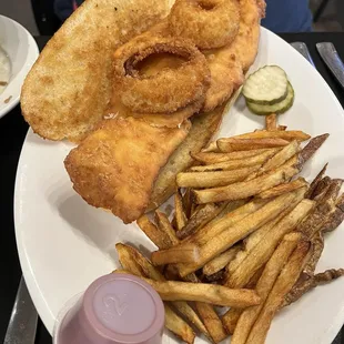 Fish Sandwich w/ fries