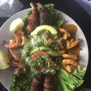 Appetizer:Botana de Lujo -3 different types of prepared shrimp . Bacon wrapped with jalapeño inside, grilled, and with spicy salsa verde.