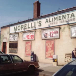 I'm moving.from Chicago to St. Paul and this Italian grocery/deli/meat market/liquor store makes my soul SO happy!