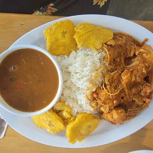 Pollo en salsa roja con arroz blanco, frijoles colorados y tostones