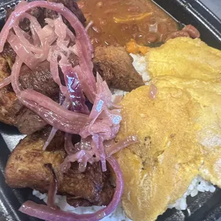 Carne frita with rice , beans and tostones