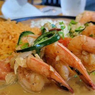 Camarrones mojo de ajo.  The sauce is not so garlicky.