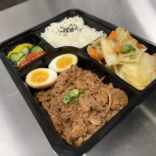 SUKIYAKI
Traditional Japanese Hot Pot Beef : Broiled beef with onion and Japanese dashi sauce, paired with a Japanese ramen egg