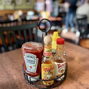 Diner condiments
