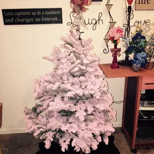 Lighy pink flocked tree.