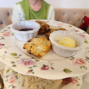 Scone.  Tasted like market bakery section scone, a tiny one at that.  (Dec2024)