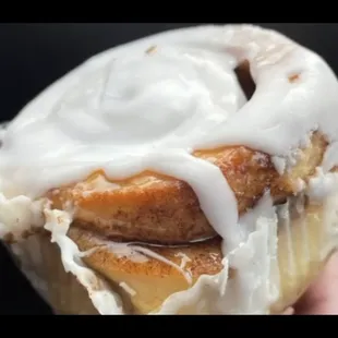 Literally INSANE cinnamon bun!!! So ooey-gooey!!!