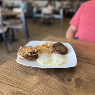 a plate of breakfast foods