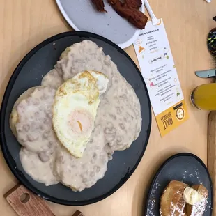 Biscuit and gravy , Bacon