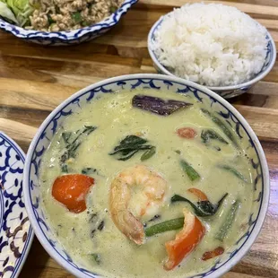 Green shrimp curry with green beans and red pepper chunks. Also didn&apos;t alter the heat but it was hot and yummy the way it came. Perfect!