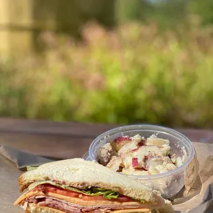 Morris' Deli Liquor & Catering