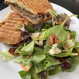 Roast beef panini &amp; salad with pears and blue cheese