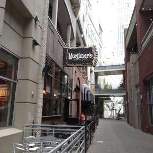 the outside of the restaurant