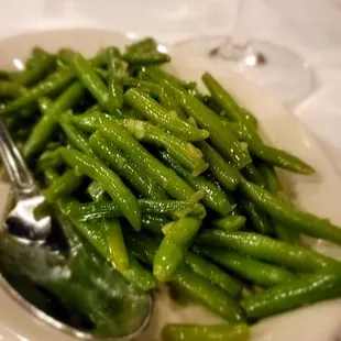 a plate of green beans