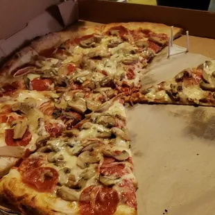 Pepperoni Mushroom Onion and extra sauce - To Die For!