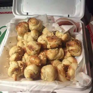 1 order of garlic knots, AMAZING!!