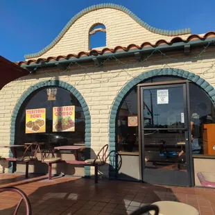 the outside of a restaurant