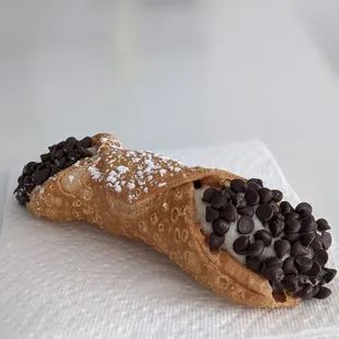 Cannoli filled with vanilla creme