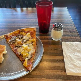 Great lunch with pizza slice made to order.