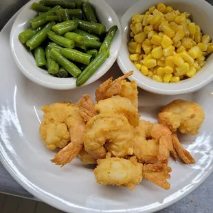 a plate of fried shrimp and green beans