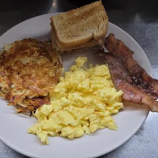 a plate of breakfast foods
