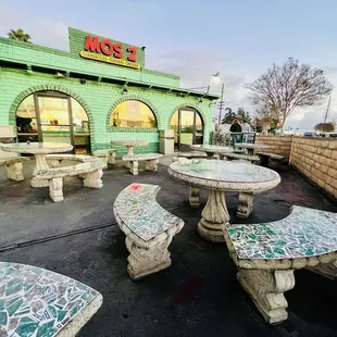 the outside of a restaurant