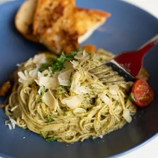 El Camino Angel Hair Pasta*
CHOICE OF POMODOROE OR PESTO CREAM SAUCE HEIRLOOM TOMATO/ /BASIL/PARMESAN/GARLIC BREAD ADD CHICKEN $7 OR