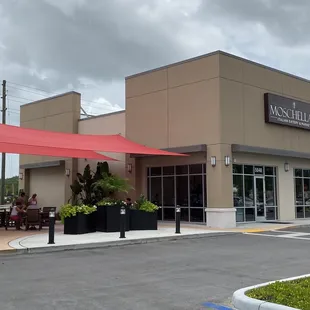 Super easy parking and quiet outside dining space