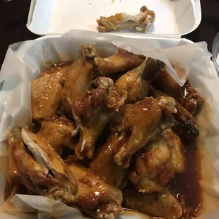 a plate of chicken wings with sauce
