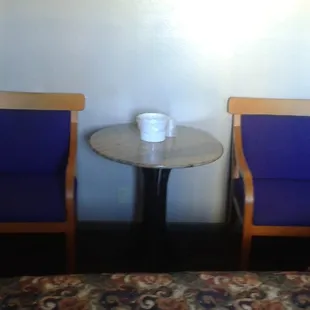 I must get me the phone number of their decorator. lol. weird and wretchid room.