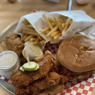 food, chicken wings and fried chicken