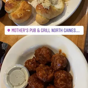 Boneless wings and garlic knots.