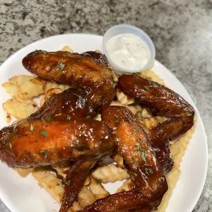 Barbecued fried wings with crinkle cut fries