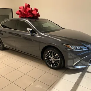 2022 Lexus ES 300h. We love this car. But the Motor City Buying experience really puts it over the top.