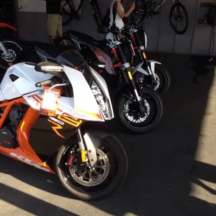 Super dukes and an rc8 1190cc super bike.