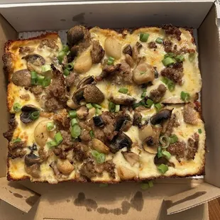Abe Froman: white sauce, sausage, mushroom, whole roasted garlic confit.  So good!