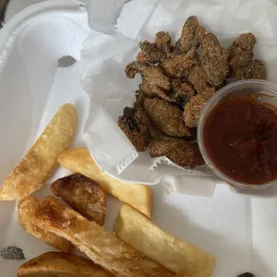 Old fries mixes with others. Lightly coated and fried canned stewed oysters, awful!!!