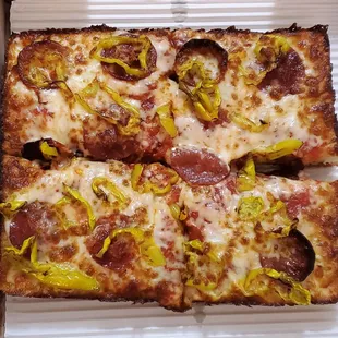 Small pepperoni and mild peppers