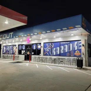 the outside of a restaurant