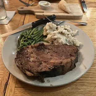 Standard cut prime rib, garlic mashed potatoes, and green beans.