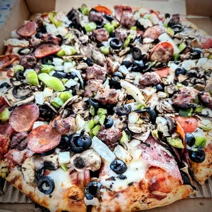 Everest pizza: Salami, Pepperoni, Mushrooms, Black Olives, Green Bell Pepper, Onion, Linguica, Beef, Italian Sausage