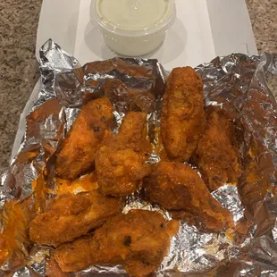 BUFFALO CHICKEN, I MENTION THE CHICKEN IS A BIT TINY AND THEY GAVE ME 7 PIECES EXTRA